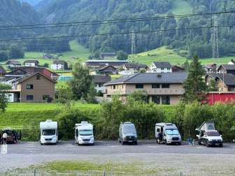 10 ausgewiesene Wohnmobilstellplätze, Parkplatz Braunwald-Standseilbahn