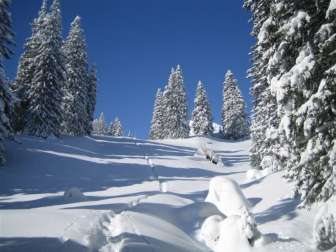 Aufstieg durch die verschneite Winterlandschaft