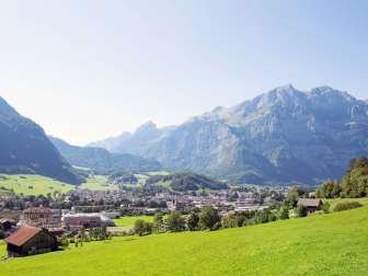 Blick von Ennetrösligen in Richtung Glarus und Wiggis.