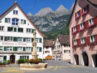 Der charakterischtische Dorfbrunnen von Walenstadt