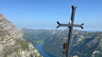 Gipfelkreuz auf dem Vorder Glärnisch mit Blick auf den Klöntalersee