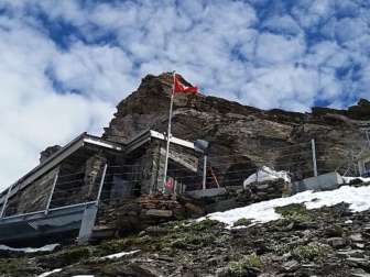 Das Foto zeigt die Kistenpass Hütte von unten hinauf